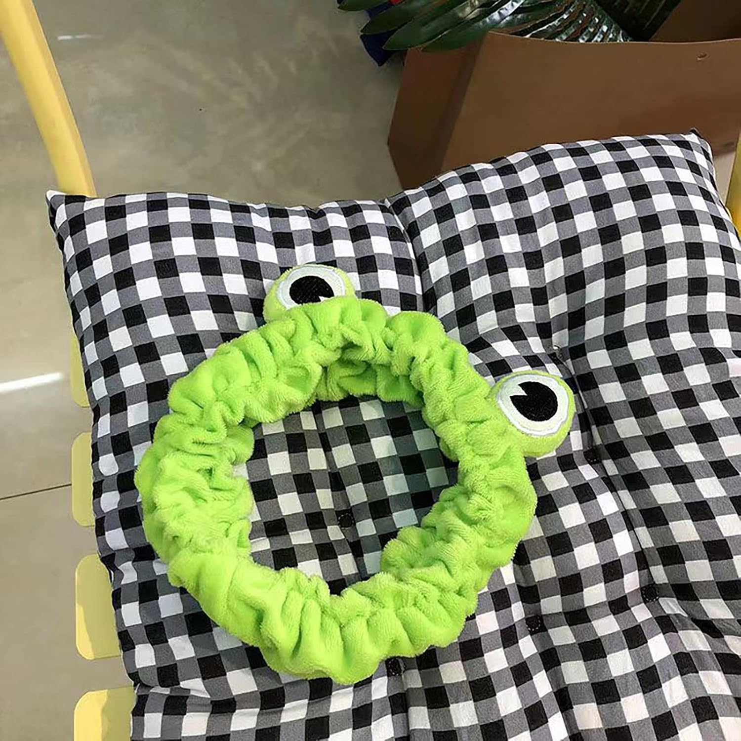 Green Frog Elastic Spa Headband for Face Washing Makeup and Skincare - Image 2